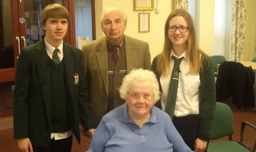 Y nain, y tad a’r wyres Cyfranogwyr o brosiect Taith yr Iaith