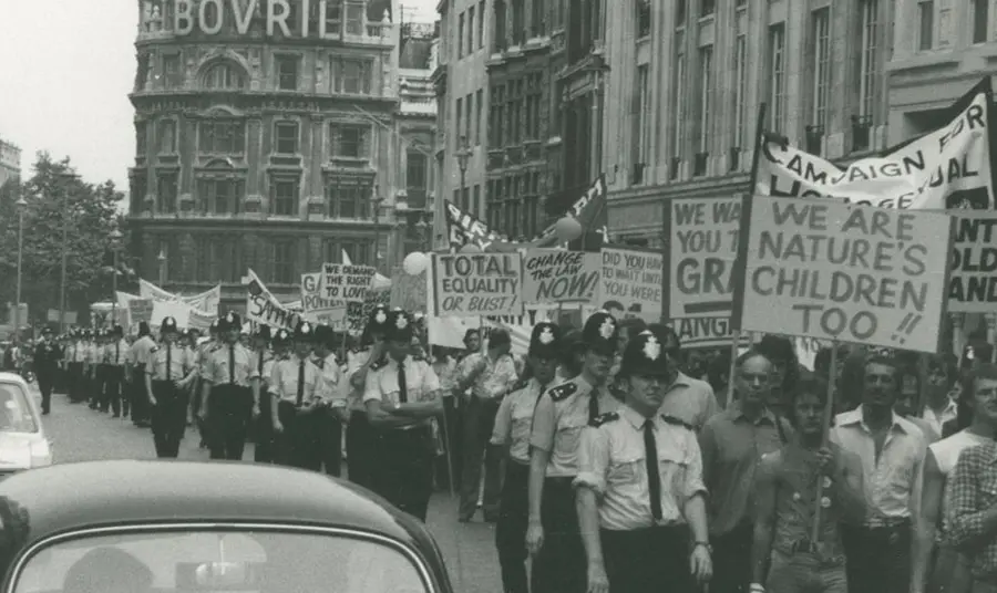 Achub straeon LGBTQ+ cyn iddynt gael eu colli am byth Gorymdaith Pride 1974