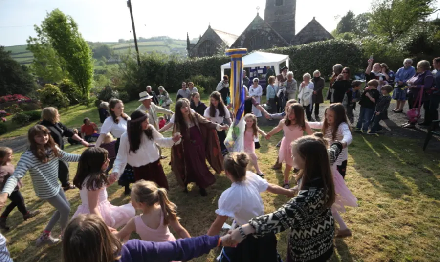 Dancing on Apple Oak day, photographed by Nigel Yeo Dancing on Apple Oak day, photographed by Nigel Yeo