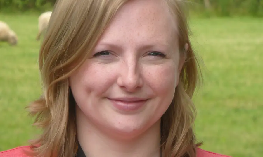 Sut gododd gwirfoddolwyr ffermdy Oes Haearn Sain Ffagan o'r ddaear i fyny Ffion Davies, Cydlynydd Gwirfoddolwyr yn Amgueddfa Cymru