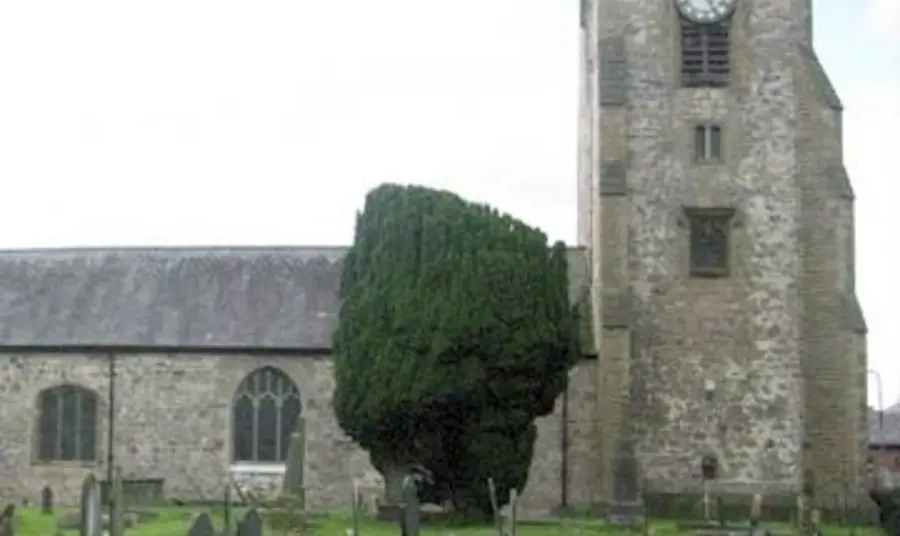 Golwg tu allan o Eglwys Plwys Sant Michael, Abergele Golwg tu allan o Eglwys Plwys Sant Michael, Abergele