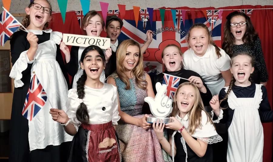 Wynebau adnabyddus yn gwobrwyo prosiectau CDL Y gantores o Gymru, Katherine Jenkins, gyda phlant ysgol