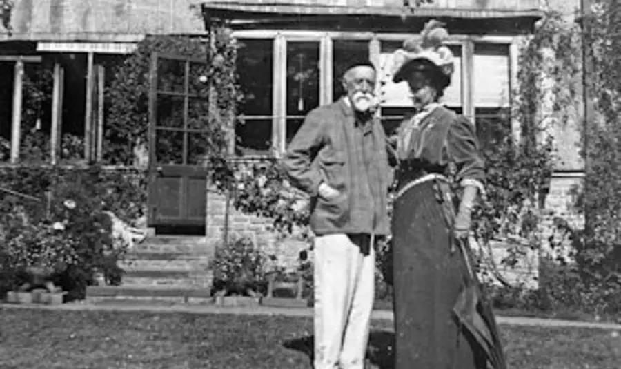 George and Mary Watts outside Limnerslease George and Mary Watts outside Limnerslease