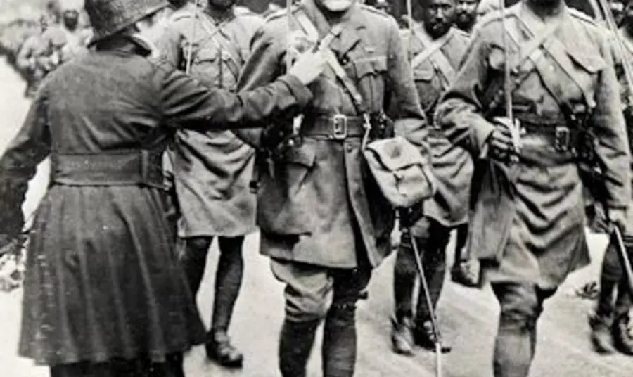 A lady pinning a flower onto a Sikh soldier in 1916
