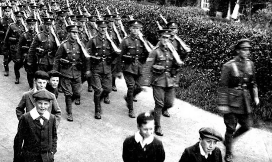 Soldiers leaving the Home Front in the First World War A picture of soldiers leaving the Home Front in the First World War