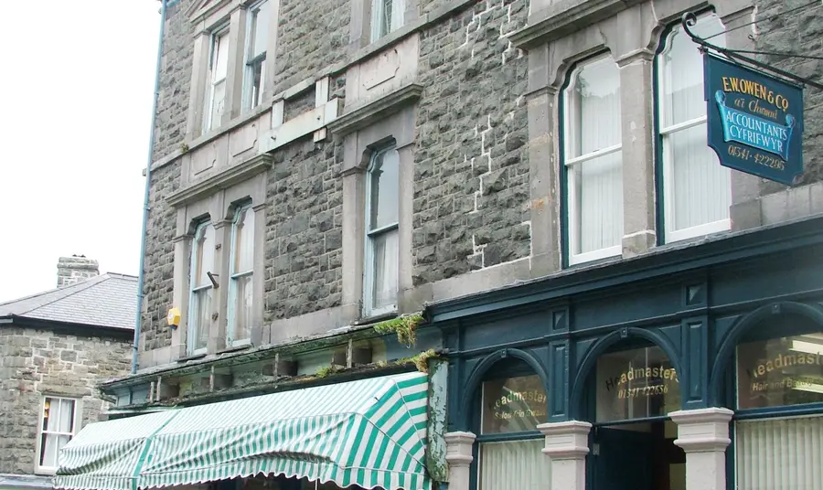 Buddsoddiad Loteri £2.6m tuag at brosiectau adfywio eang yn Nolgellau a Chaergybi Adeilad Wilkins, Dolgellau sydd angen ei adfer