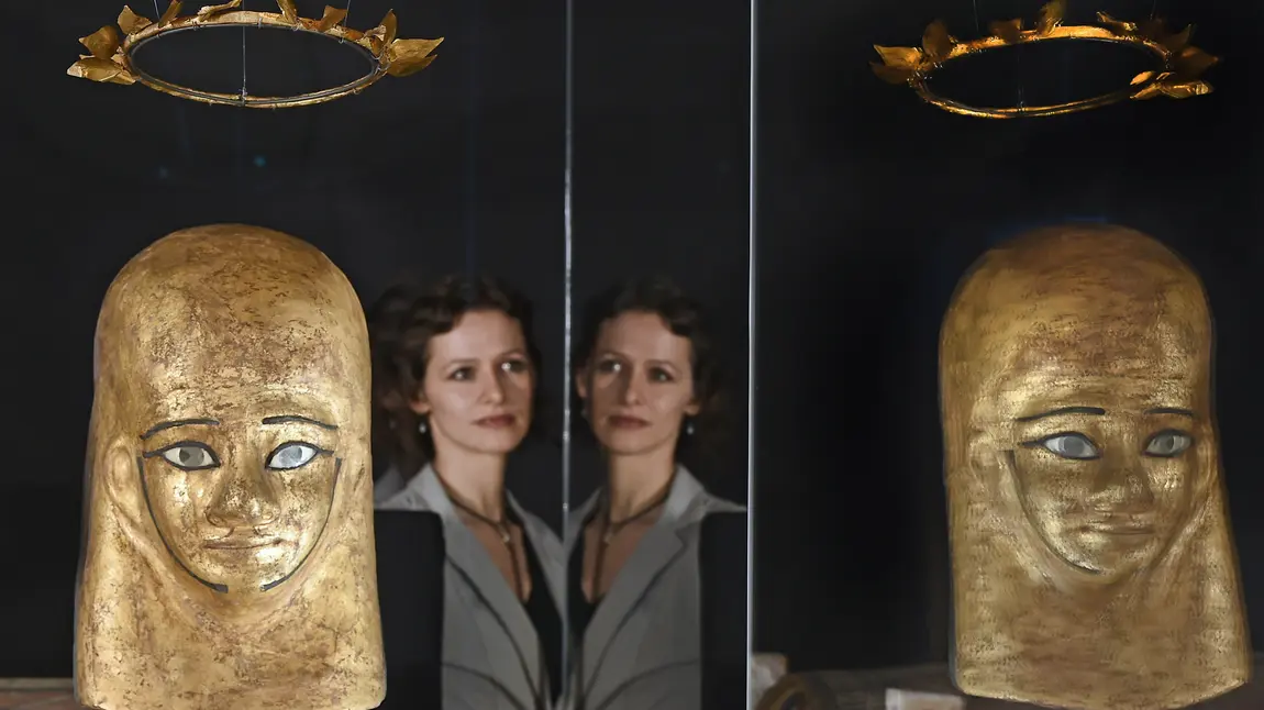 Scotland’s National Museum unveils final phase of dramatic transformation Assistant conservator Lydia Messerschmidt views the mummy mask and wreath of Montsuef at the National Museum of Scotland