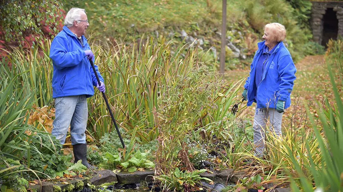 New advice for safe management of Scotland’s parks and greenspaces Volunteers in a park