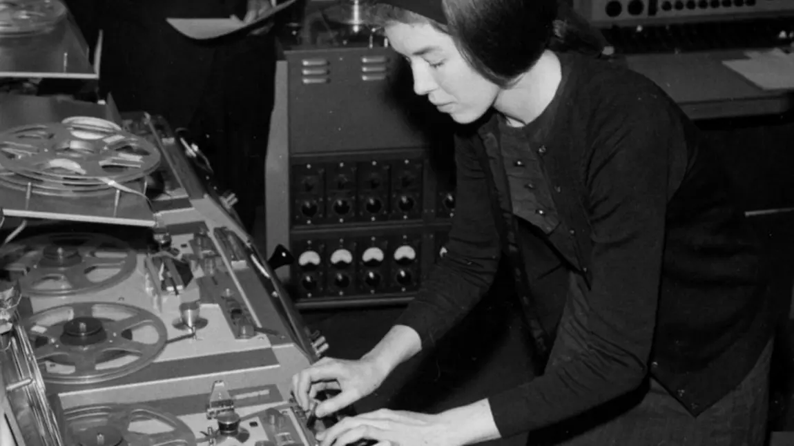 Delia Derbyshire working in the BBC Radiographic Workshop A black and white photograph of Delia creating electronic music.