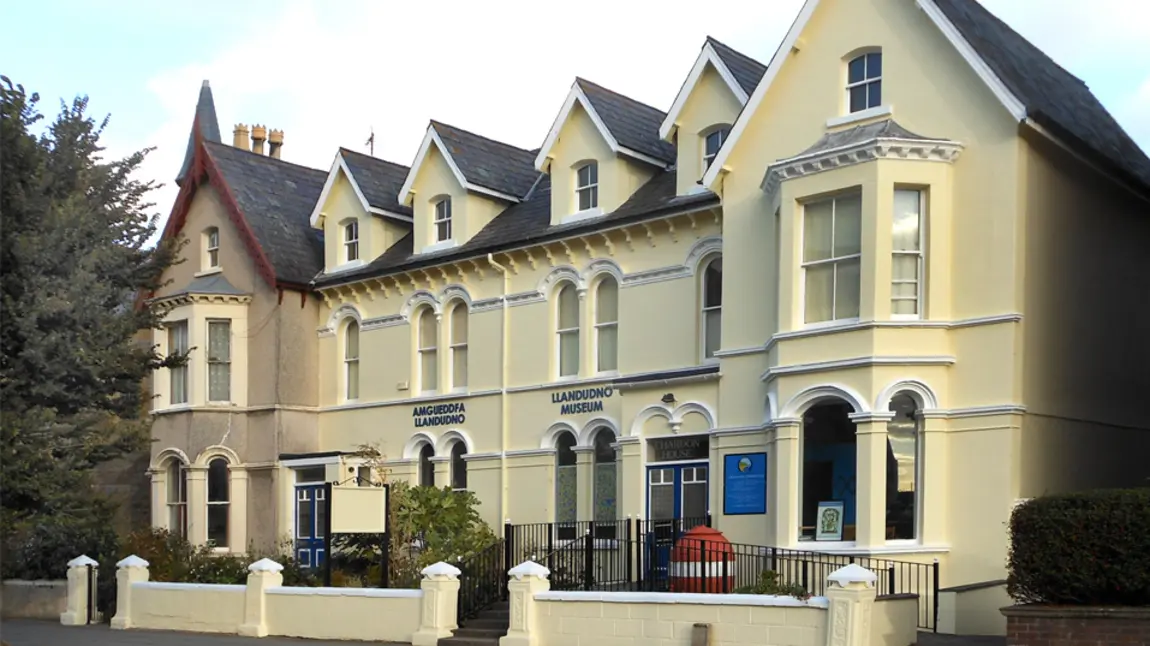 Dathliad dwbl i ddwy amgueddfa yng Ngogledd Cymru diolch i’r Loteri Genedlaethol Bydd Amgueddfa Llandudno yn ail-ddatblygu eu cyfleusterau