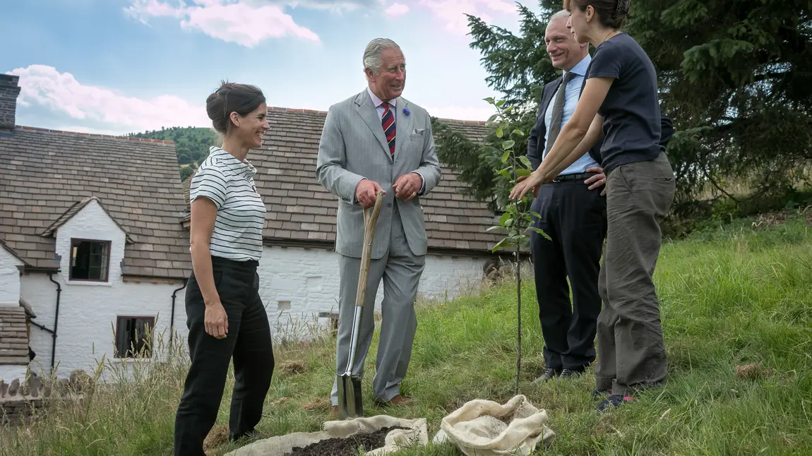 Tywysog Cymru yn ymweld â'r tŷ hanesyddol Ymweliad Brenhinol â thŷ canoloesol a achubwyd gan arian y Loteri Genedlaethol