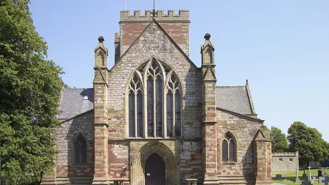 Eglwys Gadeiriol hynafol leiaf gwledydd Prydain yn dathlu derbyn arian gan y Loteri Genedlaethol Eglwys Gadeiriol Llanelwy