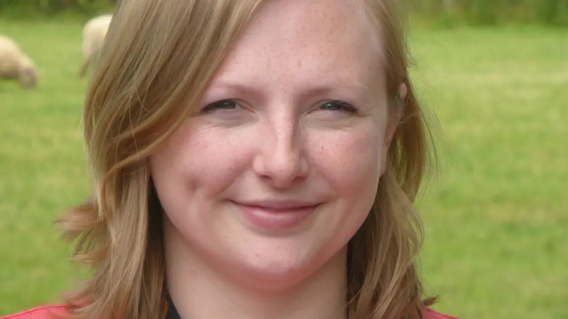 Sut gododd gwirfoddolwyr ffermdy Oes Haearn Sain Ffagan o'r ddaear i fyny Ffion Davies, Cydlynydd Gwirfoddolwyr yn Amgueddfa Cymru