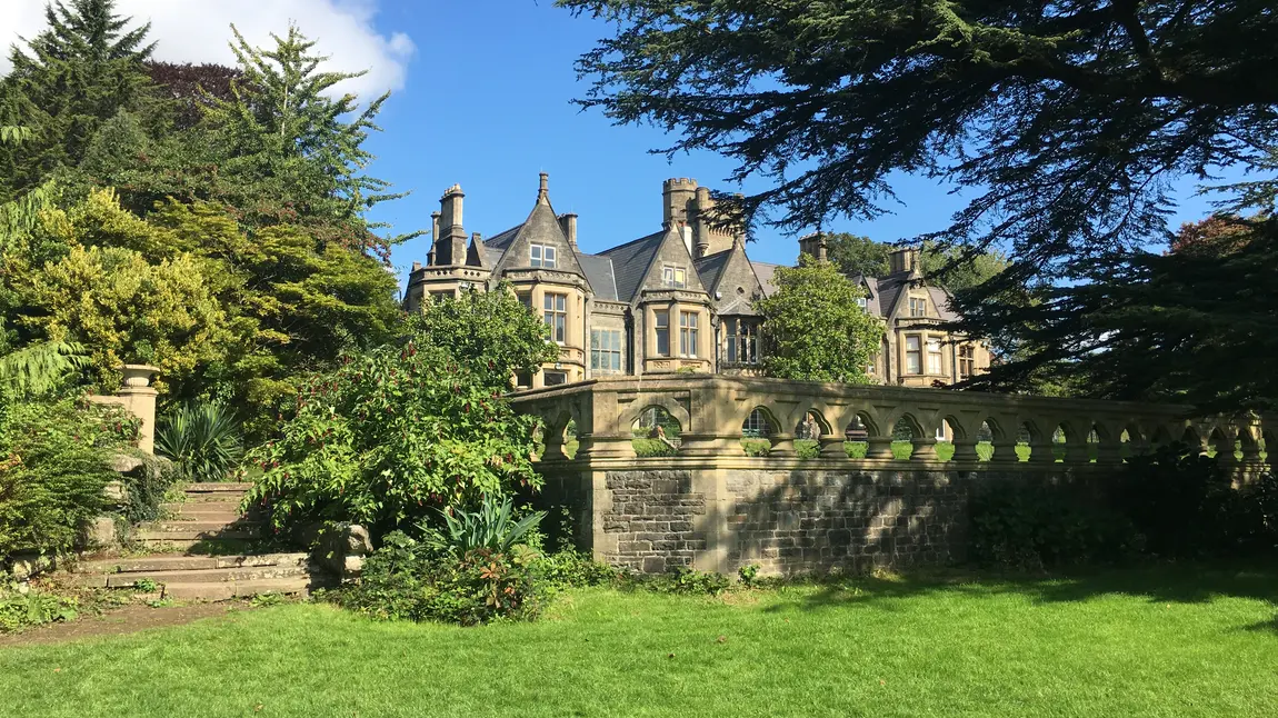 Insole Court yn dathlu carreg filltir yn ei ailddatblygiad Insole Court