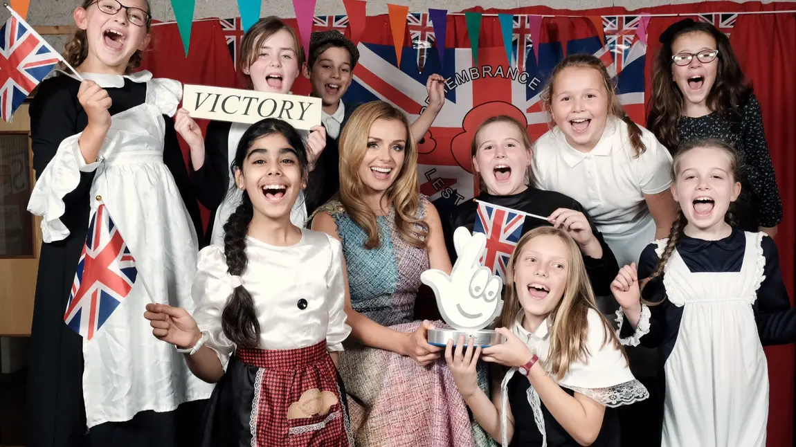 Wynebau adnabyddus yn gwobrwyo prosiectau CDL Y gantores o Gymru, Katherine Jenkins, gyda phlant ysgol